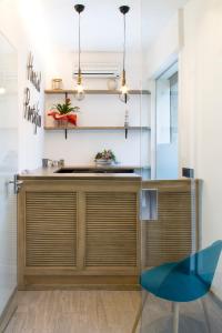 uma cozinha com um balcão e uma cadeira azul em Hostal Portofino em Arenys de Mar