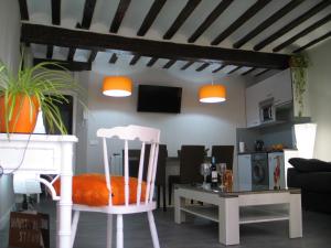 a living room with two chairs and a table at Apartamento Corazón de Portales in Logroño
