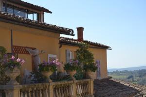 a house with flower pots on a balcony at La Casa di Antonella in Siena
