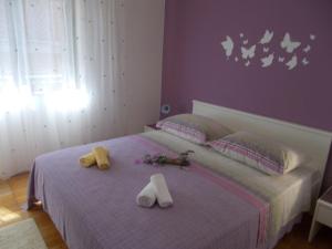 - une chambre avec un lit et 2 serviettes dans l'établissement Apartment Lavanda, à Split