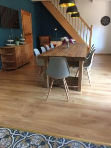 een eetkamer met een houten tafel en stoelen bij Ferienhaus LOOP IN in Ribnitz-Damgarten