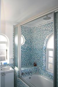 Un baño de Blue On Blue Bed and Breakfast