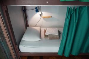 Кровать или кровати в номере Mambembe Hostel