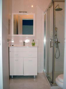 Un baño con lavabo blanco y ducha. en Residencial Valentina, en Lisboa