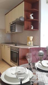 Kuchyň nebo kuchyňský kout v ubytování Apartmani Vidoš