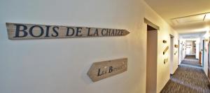 a sign on the wall of a building at Logis Hôtel La Chaize in Noirmoutier-en-l'lle