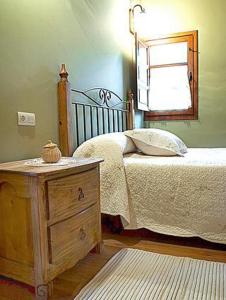 Ein Bett oder Betten in einem Zimmer der Unterkunft Apartamentos Blanca Senda del Oso