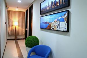 Habitación con TV de pantalla plana en la pared en Ortigas Budget Hotel - Kapitolyo en Manila