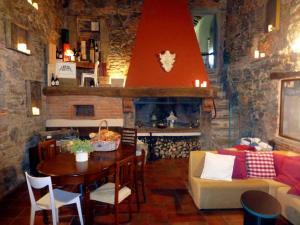 salon ze stołem i kominkiem w obiekcie Locanda Le Panche w mieście Pistoia
