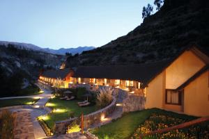 un edificio con luces en el lateral. en Colca Lodge Spa & Hot Springs en Yanque