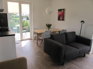 a living room with a couch and a table at La Tulipe in Egmond aan den Hoef