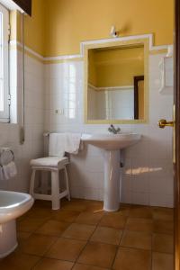 a bathroom with a sink and a mirror at Hotel El Molino in A Guarda