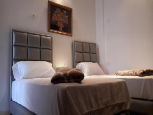 - une chambre avec 2 lits et des serviettes dans l'établissement Horizon Home, à Casablanca