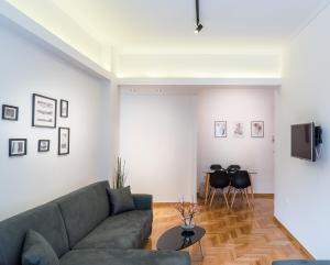 雅典的住宿－近雅典衛城的現代化設計公寓，客厅配有沙发和桌子