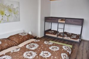 ストジェツにあるApartmán Vanessaのベッド2台とブラウニッチの棚が備わる客室です。