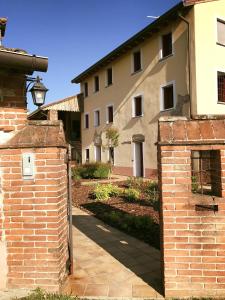 un accès à un bâtiment avec un mur en briques dans l'établissement Agriturismo Borgo Tecla, à Rosà