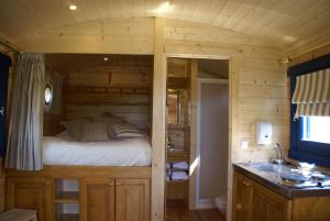 A bed or beds in a room at La Roulotte du Domaine de Meigné