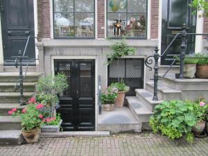 De façade/entree van Kalkmarkt Suites