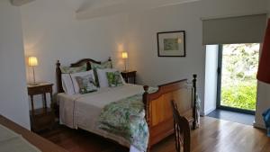 a bedroom with a bed and a window at Vila Odette in Horta