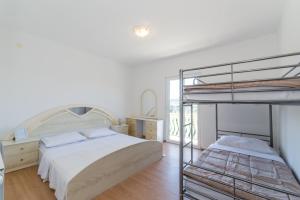Posteľ alebo postele v izbe v ubytovaní Crowonder Sun&Fun Holiday House with Large Swimming Pool, Playroom and Garden + 37 fotografií