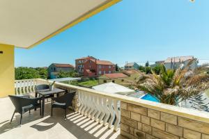 Balkón alebo terasa v ubytovaní Crowonder Sun&Fun Holiday House with Large Swimming Pool, Playroom and Garden