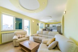 Posedenie v ubytovaní Crowonder Sun&Fun Holiday House with Large Swimming Pool, Playroom and Garden
