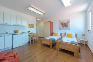 ドゥブロヴニクにあるStudio apartment Ivonaのリビングルーム(ベッド2台付)、キッチンが備わります。
