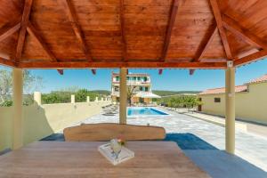 Bazén v ubytovaní Crowonder Sun&Fun Holiday House with Large Swimming Pool, Playroom and Garden alebo v jeho blízkosti