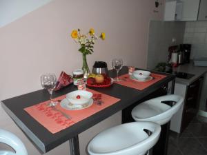 - une cuisine avec 2 toilettes et une table avec des verres à vin dans l'établissement Apartments Dalia House, à Hvar