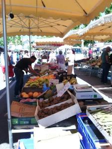rynek z wystawionymi pudłami owoców i warzyw w obiekcie Belle chambre dans maison atypique w mieście Joyeuse