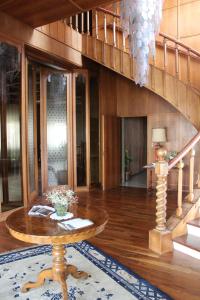 een woonkamer met een tafel en een trap bij Villa Wanda - Residenza di charme in Trani