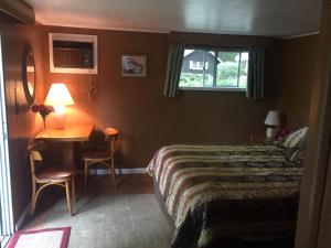 A bed or beds in a room at Amber Lantern Motel