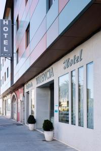 ein Gebäude mit einem Schild, das das Villa-Hotel liest in der Unterkunft Hotel Valencia in Ferrol