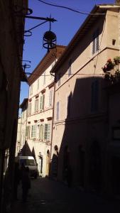 een gebouw met een bel aan de zijkant bij Casa Vacanze Gaia in Assisi