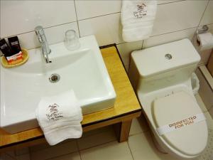 Bilik mandi di Hostal Los Andes