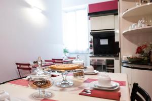 una cocina con una mesa con un pastel. en B&B Domus Garibaldi, en Salerno