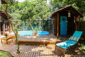 una terraza con bañera de hidromasaje y una casa en Venere - Bed and Breakfast, en Florianópolis