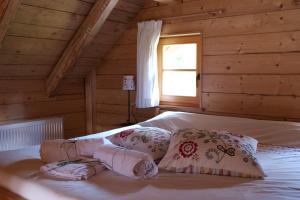 Säng eller sängar i ett rum på Alpi Giulie Chalets