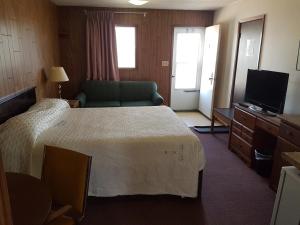 En eller flere senger på et rom på Elk Point Motel & RV Park
