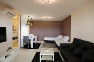uma sala de estar com um sofá e uma mesa em RochaBay Apartment em Portimão