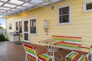 梅里布拉的住宿－50年代海濱別墅，庭院设有两把椅子和一张野餐桌
