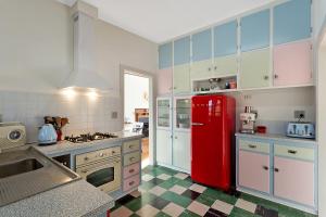 Η κουζίνα ή μικρή κουζίνα στο The 50's Beach House
