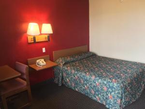 Postel nebo postele na pokoji v ubytování Relax Inn West Amarillo Medical Center