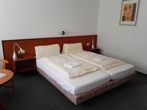 
Ein Bett oder Betten in einem Zimmer der Unterkunft Landhotel Quernetal
