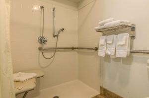 Bilik mandi di Studio 6-Lubbock, TX - Medical Center +32 gambar
