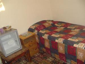 A bed or beds in a room at Fawlty Towers 