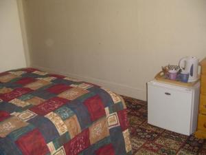 A bed or beds in a room at Fawlty Towers 