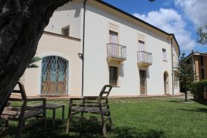 deux chaises assises devant un bâtiment dans l'établissement BBuSS Country Club, à Catanzaro