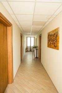 un pasillo vacío en un edificio de oficinas con una pintura en la pared en Affittacamere Dell'Autista, en Brugnato