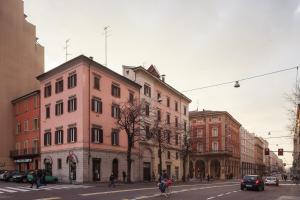 un grupo de edificios en una calle de la ciudad en Casa Angelica, en Bolonia
